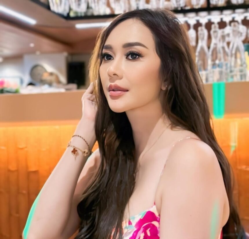 Heboh Foto Aura Kasih Pakai Handuk Putih, Netizen: Nggak Ada Obat!