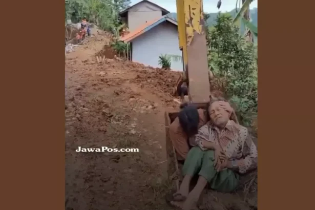 Akses Jalan Rusak, Bapak dan Anak di Bandung Dievakuasi Pakai Excavator