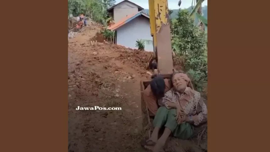 Akses Jalan Rusak, Bapak dan Anak di Bandung Dievakuasi Pakai Excavator