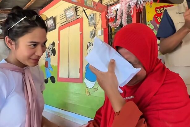 Azizah Salsha Terbang ke Padang Bantu Korban Banjir Bandang, Sumbang Rp50 Juta, Aksinya Disorot