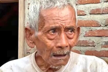 Pasca Bencana, Viral Lansia di Aceh Kenakan Kaos Pemenangan Prabowo-Gibran dengan Mata Berkaca-kaca