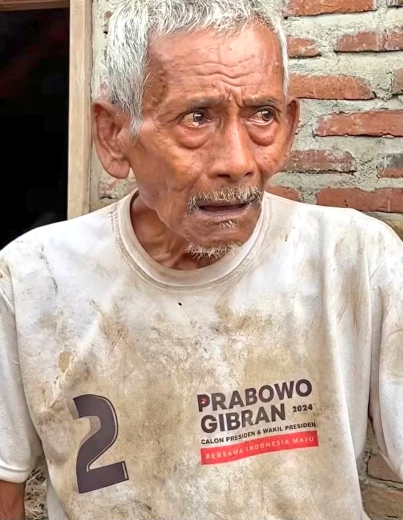 Pasca Bencana, Viral Lansia di Aceh Kenakan Kaos Pemenangan Prabowo-Gibran dengan Mata Berkaca-kaca
