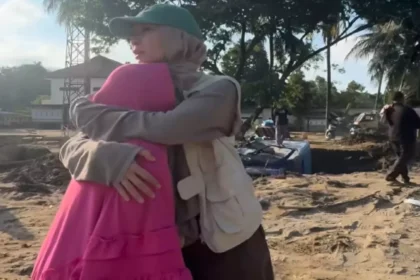 Turun Langsung Bantu Korban Bencana, Zaskia Adya Mecca Menangis Dengar Cerita Ibu yang Rumahnya Tertimbun