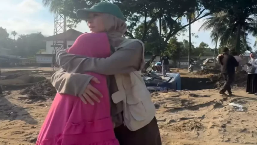 Turun Langsung Bantu Korban Bencana, Zaskia Adya Mecca Menangis Dengar Cerita Ibu yang Rumahnya Tertimbun