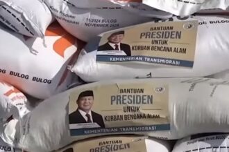 Viral Stiker Prabowo di Bantuan Korban Bencana, Jhon Sitorus Bandingkan dengan SBY