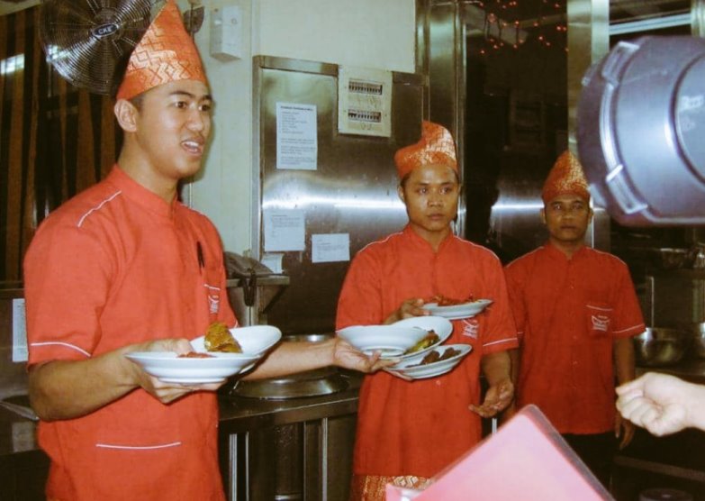 3 Pekan Mens Rea Nomor 1 di Netflix, Muncul Foto Pandji Jadi Pelayan Restoran, Simak Kisah Hidupnya