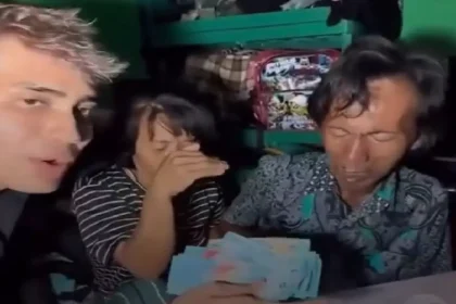 Aisar Khaled Datangi Rumah Penjual Es Gabus, Tangis Pecah saat Umrah Gratis Diberikan