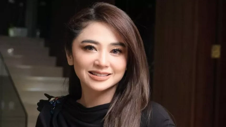 Dijodoh-jodohkan dengan Virgoun, Dewi Perssik: Aku Bisa Kok Jadi Mamanya Anak-anak