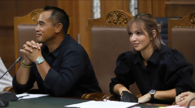 Isu Orang Ketiga dan Ramalan Hard Gumay Bayangi Nia Ramadhani–Ardi Bakrie