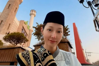 Lucinta Luna Salat Ied Pakai Baju Koko dan Sarung, Penampilannya Jadi Sorotan