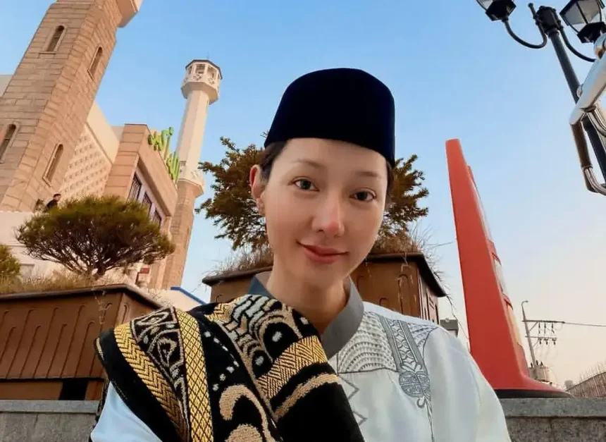 Lucinta Luna Salat Ied Pakai Baju Koko dan Sarung, Penampilannya Jadi Sorotan