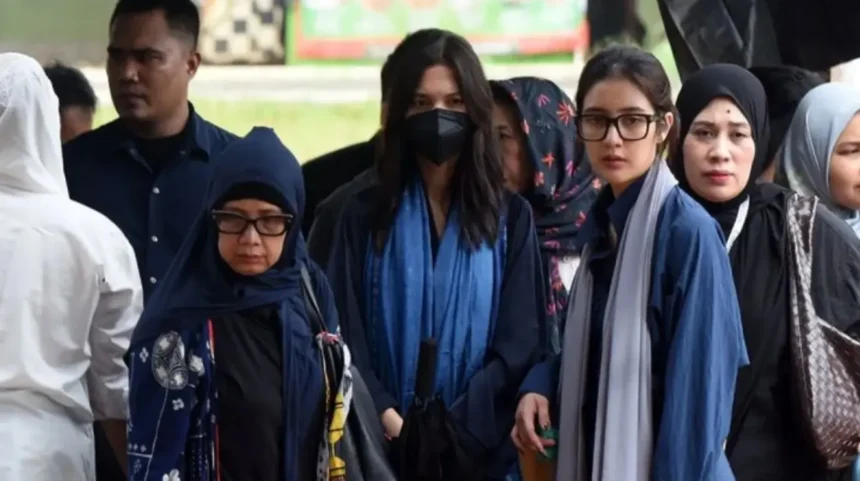 Pemakaman Vidi Aldiano di Tengah Hujan Deras, Selebriti Tanah Air Berikan Penghormatan Terakhir